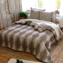 Becquet Boutis broderies en relief - CRÉATION< Boutis, Jeté De Lit, Couvre Lit