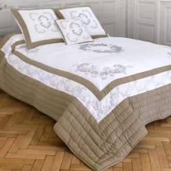 Becquet Boutis imprimé arabesques.< Boutis, Jeté De Lit, Couvre Lit