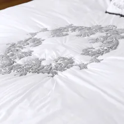 Becquet Boutis imprimé arabesques.< Boutis, Jeté De Lit, Couvre Lit