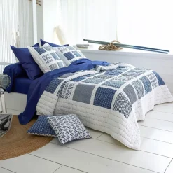 Becquet Boutis patchwork de motifs bleus et blancs - CRÉATION.< Boutis, Jeté De Lit, Couvre Lit
