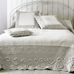 Becquet Boutis perle et blanc, brodé main et réversible - CRÉATION< Boutis, Jeté De Lit, Couvre Lit