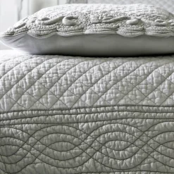 Becquet Boutis perle et blanc, brodé main et réversible - CRÉATION< Boutis, Jeté De Lit, Couvre Lit