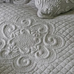 Becquet Boutis perle et blanc, brodé main et réversible - CRÉATION< Boutis, Jeté De Lit, Couvre Lit