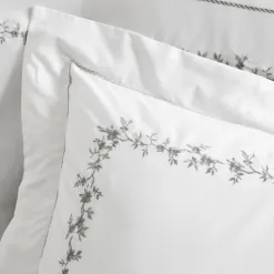 Becquet Linge de lit percale fleurs brodées et torsades - CRÉATION< Les Matières|Housse De Couette