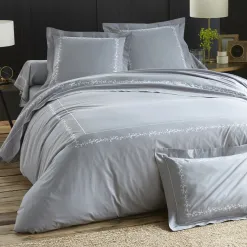 Becquet Linge de lit percale fleurs brodées et torsades - CRÉATION< Les Matières|Housse De Couette
