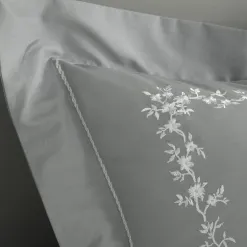 Becquet Linge de lit percale fleurs brodées et torsades - CRÉATION< Housse De Couette
